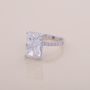 Bague de fiançailles et de mariage en diamant de laboratoire taille radiant certifié IGI, avec halo et bande pavée en or blanc/rose et jaune 9 carats - Product Image 2