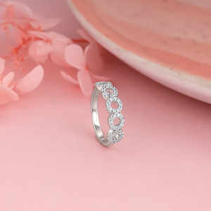 แหวนเงินสไตล์พิเศษพร้อมฝังเพชรโมอิสกลมคู่กับการชุบโรเดียม18K ทนทานสำหรับผู้หญิงสมัยใหม่ - Product Image 3