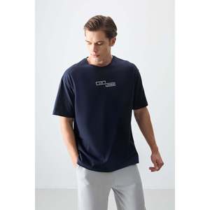 เสื้อยืดแขนสั้นพิมพ์ลายทรงโอเวอร์ไซส์เนื้อผ้าฝ้าย 100% สีน้ำเงินกรมท่าสำหรับผู้ชาย ยี่ห้อ Air Jones เหมาะสำหรับใส่ลำลอง - Product Image 1