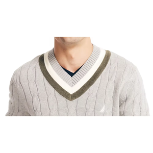 Suéter de Cuello en V de Primera Calidad para Hombre, Tejido Gris Suave con Detalles Modernos, Suéter de Cuello en V Cómodo para Cualquier Ocasión - Product Image 5