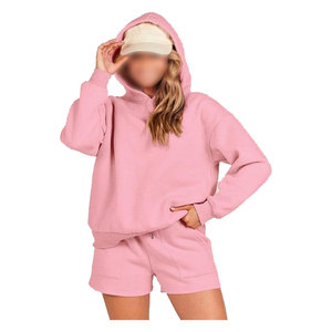 Conjunto de pantalones cortos y Sudadera con capucha de mujer hasta la rodilla de 2 piezas vintage con logotipo personalizado para invierno al por mayor - Product Image 1