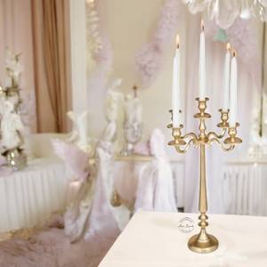 Elegante candelabro dorado de 4 brazos, perfecto para bodas y eventos especiales, agrega belleza atemporal e iluminación cálida a cualquier entorno - Product Image 1