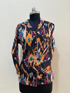 Blusa de satén floral negra elegante para mujer con manga larga con botones Noir Blossom Silk-Feel Top Sexy ODM Garden Print Shirt - Product Image 2