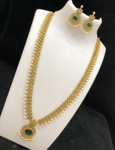 Conjunto de Collar Largo Chapado en Oro con Diseño de Moissanita de Acabado Mate de Calidad Premium y Aretes para Compromiso y Boda - Product Image 4