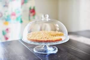 Support à gâteau en verre transparent avec dôme pour une présentation alimentaire hygiénique, gardant les gâteaux frais et protégés - Product Image 6