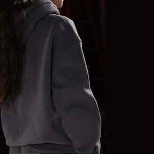 Sudadera con capucha acolchada y estampado texturizado, tela suave, capucha ajustable y ajuste relajado perfecto para el día a día. - Product Image 5