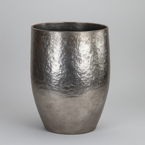 Maceta rústica decorativa de metal pulido con cuerpo brillante perfectamente diseñada para exhibiciones de jardín elegantes y decoración de temporada - Product Image 2