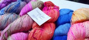 Cravate sur mesure et fils teints en soie de mûrier dans des couleurs unies disponibles en nombre 15/3 NM idéal pour les magasins de fils de soie et la revente. - Product Image 5