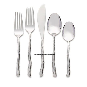 Ensemble de couverts en métal de qualité supérieure avec des motifs anciens et des finitions brillantes pour un acier miroir luxueux - Product Image 1