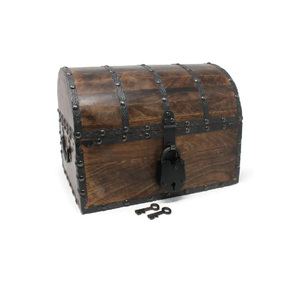 <span class=keywords><strong>Coffre</strong></span> au trésor en bois avec rivets décoratifs et bandes de renforcement en fer, serrure en fer et clés squelette - Product Image 1