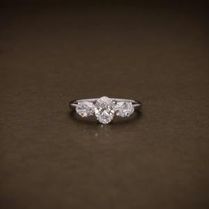 แหวนเพชรเลี้ยงในห้องปฏิบัติการ 1.50 กะรัต แบบสามเม็ด ทรงรี ระดับความสะอาด F VVS พร้อมใบรับรอง แหวนหมั้น แหวนครบรอบ สำหรับเธอ เป็นของขวัญ - Product Image 3