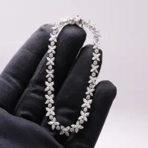 Acentúa tu elegancia con nuestra pulsera de plata de ley 925 para mujer con diamantes redondos de moissanita de corte Marquesa