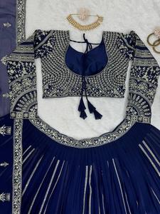 Top de trabajo con bordado de secuencia pesada de Georgette de imitación y Lehenga con borde de encaje Heavy Net Dupatta - Product Image 6
