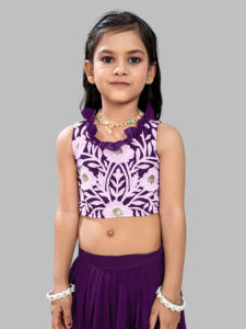 ชุดเลเฮนกาโชลีสีม่วงสำหรับเด็กผู้หญิง แบรนด์โชรยัม แฟชั่น ตกแต่งด้วยลายปักดอกไม้ คอระบาย แต่งสไตล์ชาติพันธุ์ เหมาะสำหรับงานปาร์ตี้ ความยาวระดับพื้น - Product Image 6