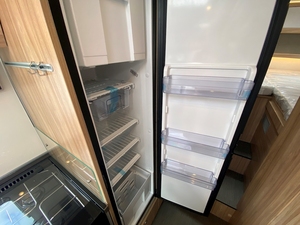 รถบ้านมือสองราคาประหยัด BAIL EY AUTOGRAPH รุ่นหรูสำหรับครอบครัว สีขาว ยูโร 5 สำหรับ 4-6 คน พร้อมเครื่องปรับอากาศ ไมโครเวฟ พื้นอะคริลิค พวงมาลัยขวา - Product Image 2