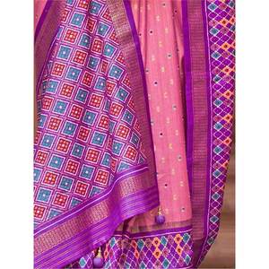 Sari en soie imprimé Patola rose exquis avec chemisier pour les occasions festives et les mariages - Product Image 2