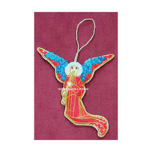 Tissu de couleur rouge personnaliser la broderie Zari de forme avec ornement décoratif suspendu de Noël perlé à usage intérieur et extérieur - Product Image 1