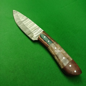Couteau de chasse en acier damas personnalisé fait à la main, couteau de survie EDC, manche en bois et résine Pakka, couteaux japonais - Product Image 5