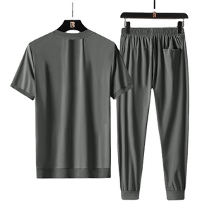 Ensemble de sport pour homme de la marque Summer, à séchage rapide, antibactérien, manches courtes, léger, tendance, décontracté, deux pièces, col en V, effet glacé - Product Image 4