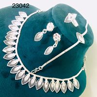 Juego de Collar y Aretes Florales Tradicionales Chapados en Oro de MOLL JEWELLERS, Joyería India para Novias y Bodas, para Mujer