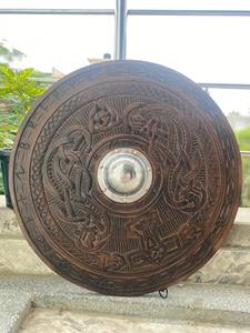 Escudo de madera pesado excepcional, fabricación profesional redonda medieval, Escudo de cuchillos vikingos hecho a medida - Product Image 6