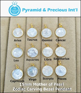 Pendentif sculpture du zodiaque du cancer en pierre précieuse en nacre - Product Image 3
