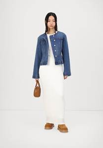 Chaqueta vaquera de mezclilla azul medio para mujer, diseño único, calidad superior, cierre de botones, diseñada para mujer, comodidad para todas las estaciones - Product Image 2