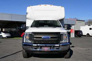 Excelente Ford F-450 Super Duty 2018 Blanco con Llantas de Aleación R20 Izquierdas, BiDiésel, Asientos de Tela, Sistema de Navegación, Arranque Remoto y Techo Solar - Product Image 2