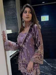 Nuevo Traje Palazzo de Diseñador, Estilo Pesado, Seda Pura Fendy, Bordado con Zari y Lentejuelas, Top y Blusa, y Pantalones Palazzo con Bordado de Zari y Lentejuelas - Product Image 2