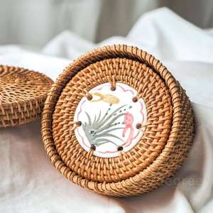 Sous-verre en bois écologique classique pour tasse à thé avec petit tapis décoratif et coussinets en céramique au centre - Product Image 3