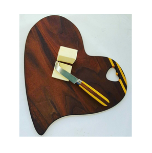 Planche de charcuterie en bois en forme de coeur Planche à découper de service de fromage avec de l'eau polie à l'air adorable - Product Image 1