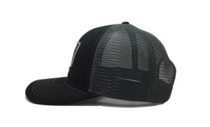 Fabriqué en usine au Vietnam, chapeau de camionneur en maille noire avec patch tissé structuré de conception réglable, style de haute qualité pour adultes - Product Image 3