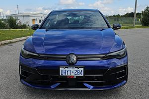 Volkswagen Golf R Black Edition 2026 d'occasion en bon état, 573 miles, moteur 4 cylindres turbo, transmission intégrale, échappement, bleu métallisé Lapiz - Product Image 1