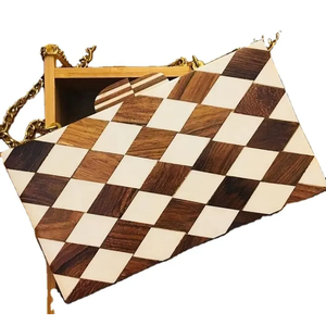 Sac à main en bois noir et blanc à carreaux pour femmes avec chaîne dorée - Product Image 1