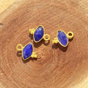 Colgante con Bisel de Zafiro Azul, Forma de Marquesa, Dije Delicado Chapado en Oro con Tres Piedras Rawa, Se Vende por Pieza - Product Image 3