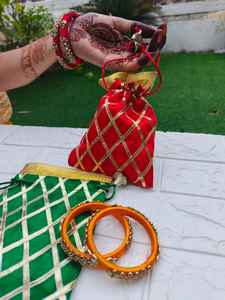 Conjunto de Bolso Potli y Pulseras Indias para Bodas, Recuerdos para Mujeres, Sangeet, Haldi, Mehndi, Ganey, Ganaas, Año Nuevo, Diwali - Product Image 6
