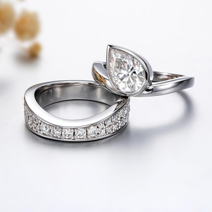 Bague de fiançailles en argent 925 tendance avec moissanite taille poire de 2,50 carats sertie en bélière, ensemble de mariage avec bande éternelle et enveloppe de protection - Product Image 3