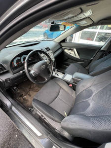 Berline Toyota Camry 2010 d'occasion en excellent état, transmission automatique, 6 vitesses, traction avant, 169 ch, 2.5L, gris, prête à la vente - Product Image 2