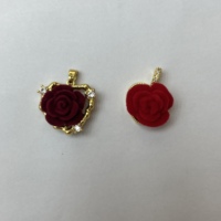 Ciondoli all'ingrosso in rame con resina e zirconi CZ a forma di rosa rossa, placcati oro, romantici ciondoli a forma di fiore di rosa per la creazione di gioielli di San Valentino