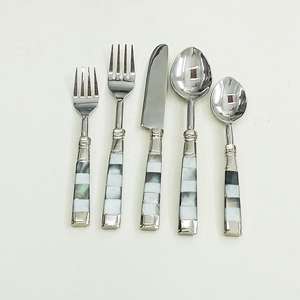 ชุดช้อนส้อมสแตนเลสมีดด้ามจับลายทางเป็นมิตรกับสิ่งแวดล้อมชุด5-Pcs พรีเมี่ยมสำหรับปาร์ตี้สีเงิน - Product Image 4