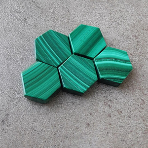 AAA + Calidad Natural Malaquita Hexágono Forma Moneda Parte posterior plana Calibrado Piedras preciosas al por mayor, Todos Los tamaños disponibles - Product Image 1