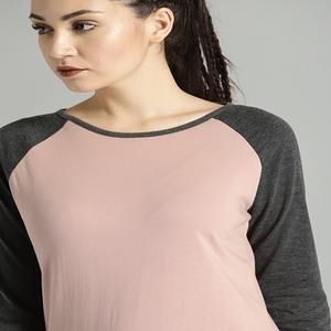 T-shirt femme coupe ajustée col rond manches raglan couleur gris et rose Vêtements d'été personnalisés avec logo Fabriqué en Inde - Product Image 4