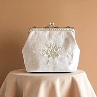 Sac à main personnalisable en toile de soie et coton, brodé de motifs floraux uniques, avec bandoulière