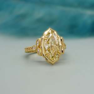 Anillo de Diamantes Marquise Amarillo con Certificación IGI, Estilo Catedral Vintage, Anillo de Compromiso en Oro Amarillo - Product Image 2