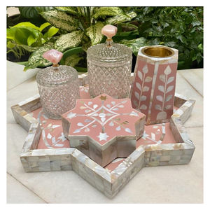 Plateau brûleur de Bakhoor haut de gamme, style religieux arabe, fait main en Inde, incrustation de nacre et d'os, multicolore, motifs Anis étoilé et Fraise - Product Image 1