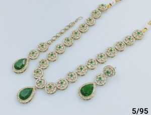 Pendentif en forme de fleur élégant nouveau Design plaqué or perle traditionnelle et Kundan clouté Long collier boucle d'oreille Mangtika ensemble de bijoux - Product Image 2