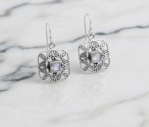 Boucles d'oreilles clous en pierre de lune arc-en-ciel, argent sterling, forme carrée, motif floral balinais, mandala, cadeau pour anniversaire et fête - Product Image 2
