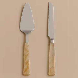 Elegante juego de cuchillos y servidores de metal para pasteles con mangos esculpidos de rama de Granada dúo de postres único para ocasiones festivas de boda - Product Image 4