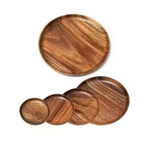 Assiettes à dîner en bois classiques, écologiques, en stock, artisanales, de qualité supérieure par Crescent Crafts - Product Image 1