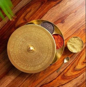 Boîte à épices en laiton de haute qualité avec couvercle gravé avec bouton rond 7 bols garde-manger boîtes d'assaisonnement Masala organisateur cuisine hôtel - Product Image 5